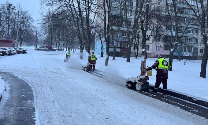 Прибирання снігу в Харкові